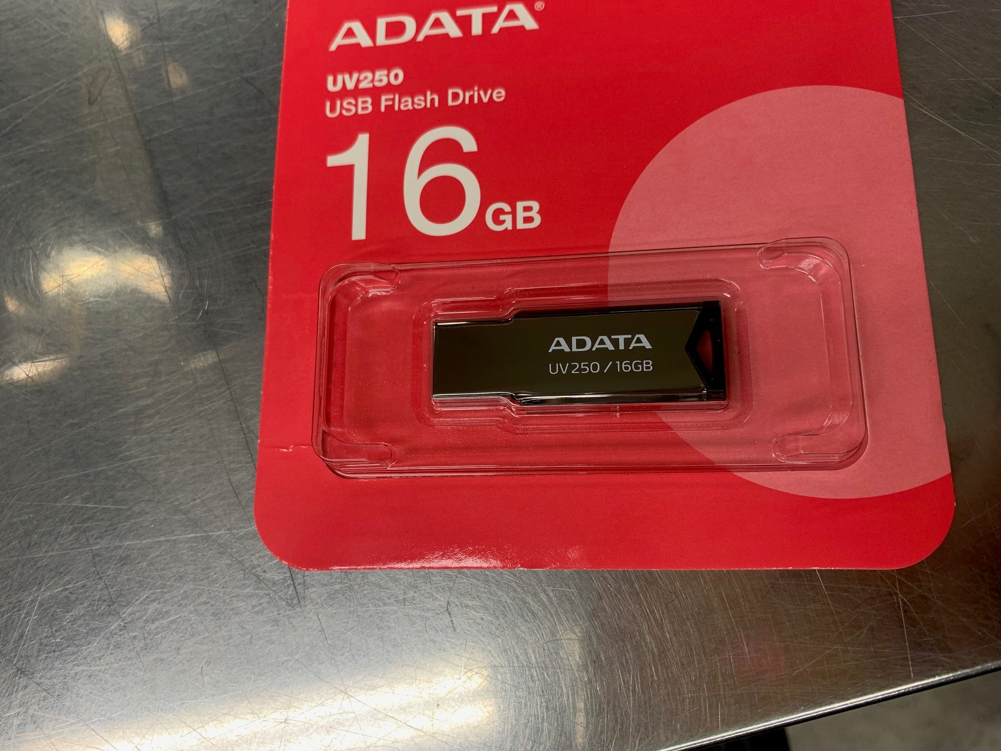 USB klíč A-DATA UV250, 16GB (AUV250-16G-RBK) USB klíč A-DATA UV250, 16GB (AUV250-16G-RBK)