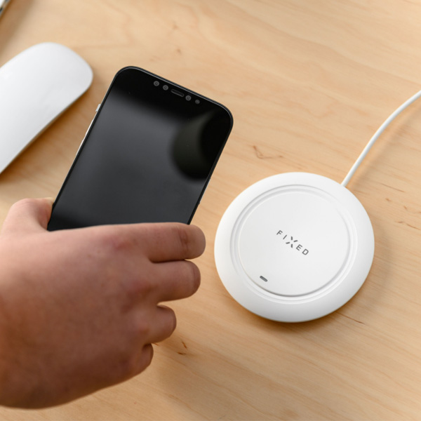 FIXED Pad Podložka pro rýchle bezdrátové nabíjení telefonu, 10 W, bílá FIXED Pad Podložka pro rýchle bezdrátové nabíjení telefonu, 10 W, bílá