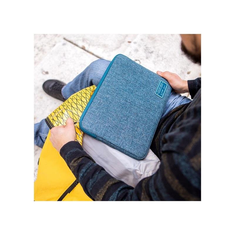 Aiino Stark Sleeve MacBook M1/M2/M3 Pro 14, MacBook Air 13.6, Air 13 & Pro 13 - Peacock Blue Aiino Stark Sleeve MacBook M1/M2/M3 Pro 14, MacBook Air 13.6, Air 13 & Pro 13 - Peacock Blue